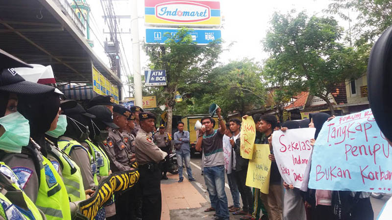 Puluhan Massa di Bangkalan Kepung Indomaret