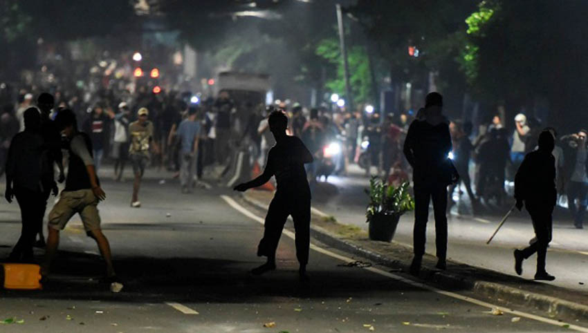 Ambulans Parpol Penuh Batu dan Amplop Berisi Uang Ditemukan Usai Massa Ricuh Jakarta