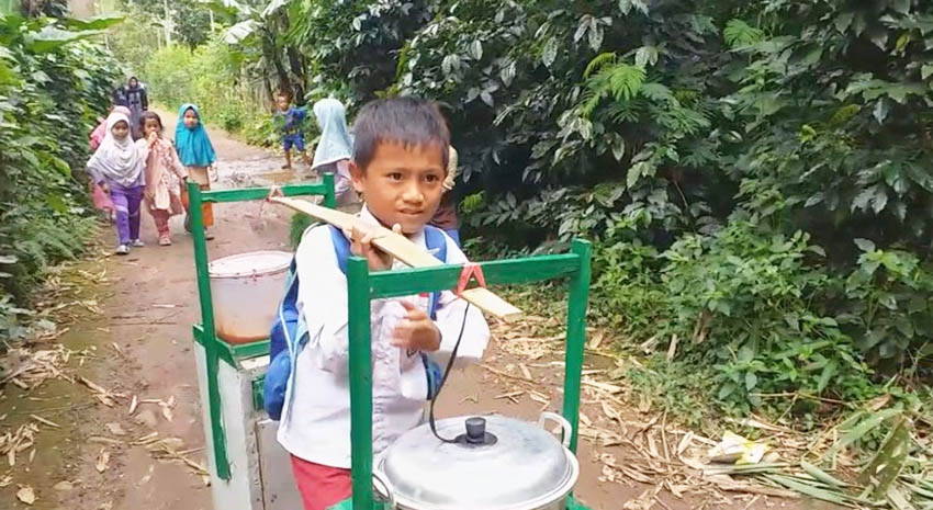 Demi Uang Jajan, Bocah 7 Tahun ini Keliling Jualan Bakso Tahu