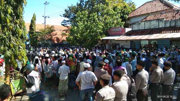 Ratusan Massa Demo Polres Pamekasan, Tuntut Hentikan Pemukulan di Jakarta