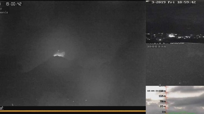 Malam ini, Gunung Agung Kembali Erupsi