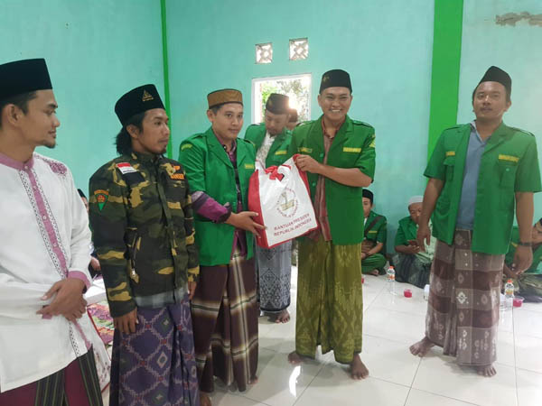 Berdoa untuk Keselamatan Bangsa, Ansor Sumenep Serahkan Paket Labaran dari Presiden Jokowi ke Jemaah Majelis Zikir dan Selawat