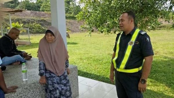 Ada-ada Aja! Nenek Ini Ketinggalan Mobil Anaknya Saat Mudik Lebaran