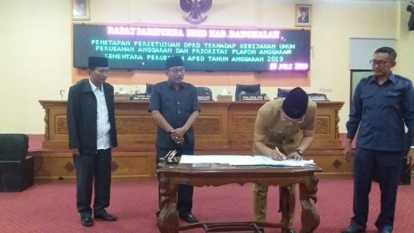 Bupati dan Ketua DPRD Bangkalan Peduli pada Guru Ngaji dan Madin