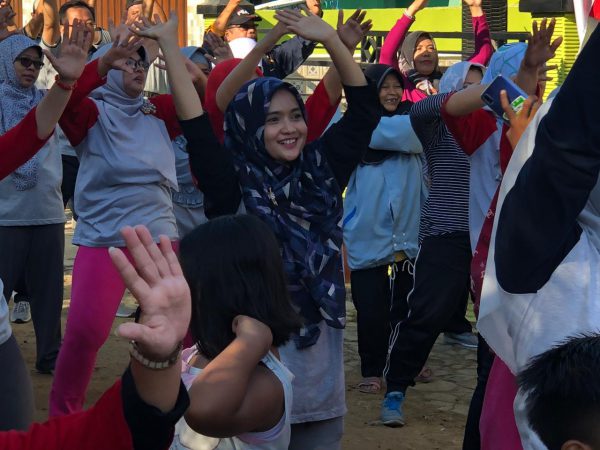 Tingkatkan Nilai Kebersamaan di Hari Kemerdekaan, Nia Kurnia Berbaur dengan Warga Perum Griya Sonia Batuan