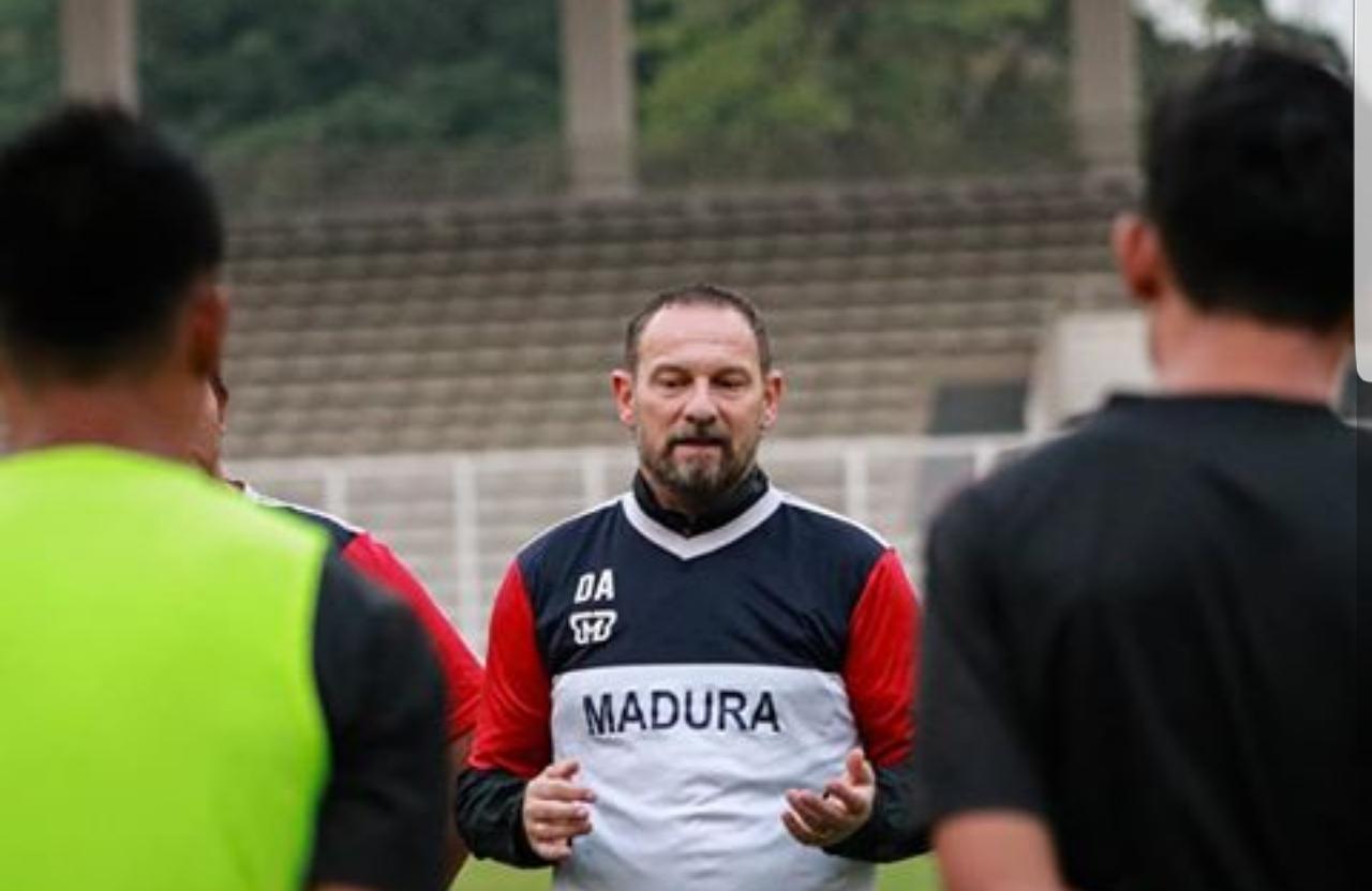 Dejan Antonic Resmi Mundur sebagai Pelatih Madura United