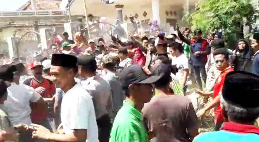 Tolak Cakades Luar, Warga Bentrok di Sekretariat Pilkades Aeng Baja Kenek