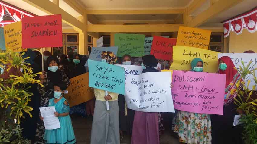 Tolak Poligami, Puluhan Emak-emak Gerwami Demo Kantor DPRD Bangkalan