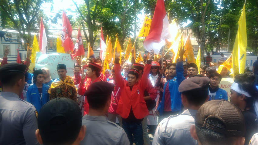 Demo Kantor DPRD Sampang, GMNI-PMII Tolak Rencana Kenaikan Iuran BPJS