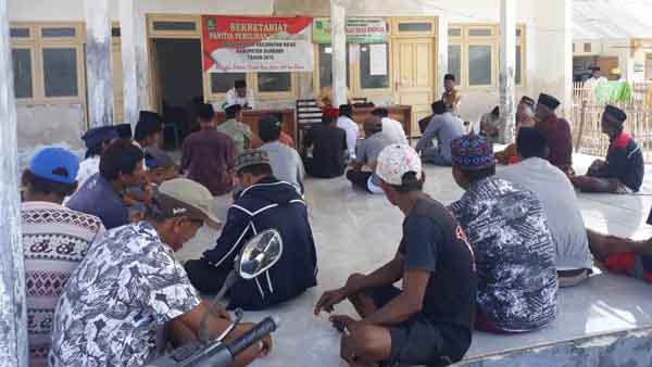 Warga Desa Kropoh, Pulau Raas, Ngeluruk Sekretariat Panitia Pilkades hingga Kantor Camat