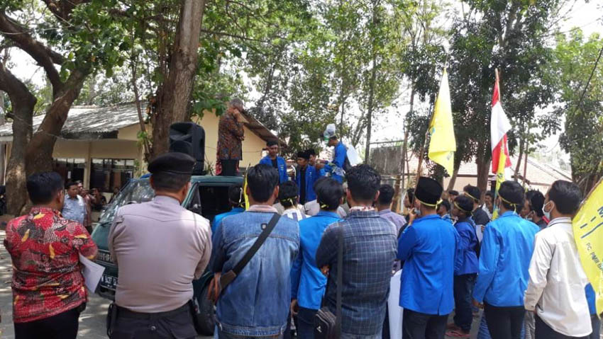 Sampah “Dibiarkan” Menumpuk, PMII Bangkalan Demo DLH