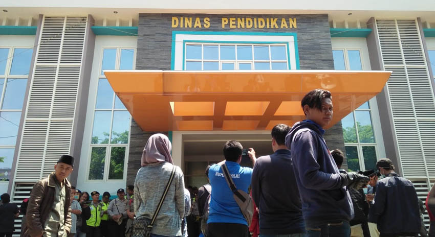 Tuntut Pemerataan Pendidikan, Mahasiswa Asal Lerpak Demo Disdik Bangkalan