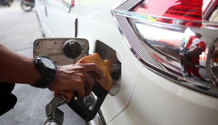 Catat! Sudah Nggak Zaman Goyang Mobil Saat Isi Bensin