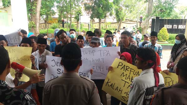 Dinilai Ilegal, Puluhan Warga Ancam Tutup TPA di Desa Buluh