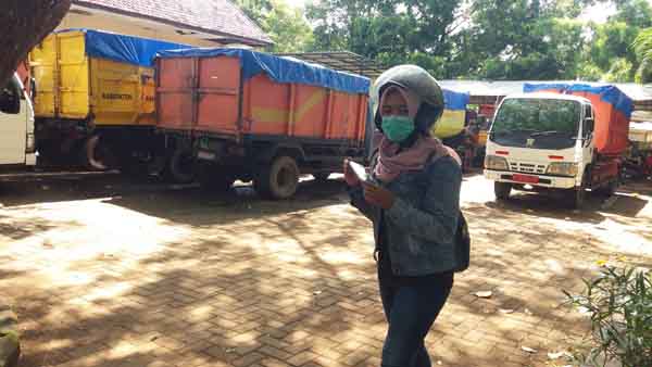 Jadi Tempat Parkir Dump Truk Penuh Sampah, Kantor DLH Bangkalan Terlihat Sepi