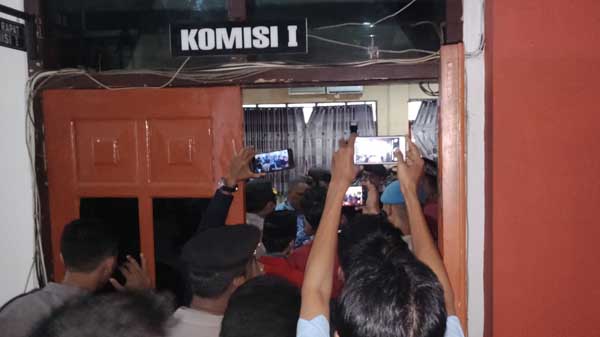 Tak Percaya Ketua DPRD Sumenep, Mahasiswa “Sweeping” Ruang Komisi I