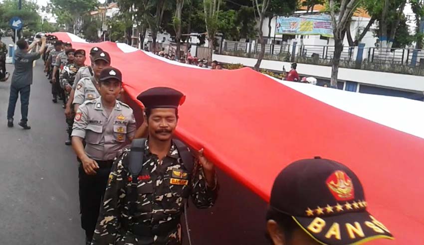 Ribuan Warga di Sampang Kirab Bendera Merah Putih Sepanjang 500 Meter