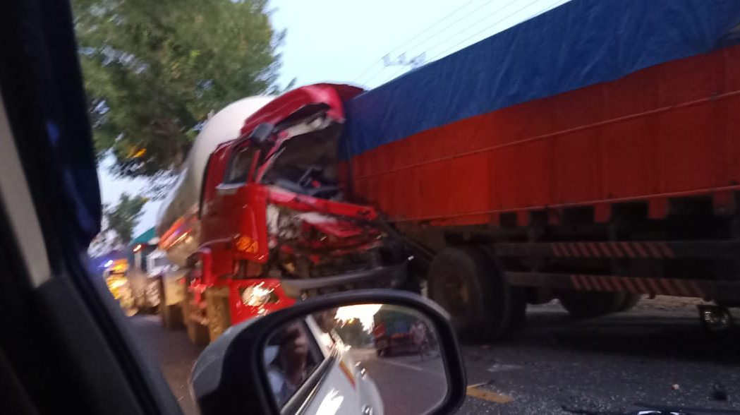 Truk LPG Seruduk Truk Fuso di Sampang, Bodi Depan Ringsek dan Sopir Luka