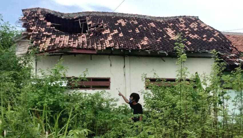 Dimakan Usia, Atap Ruang Kelas SDN di Sampang Ambruk