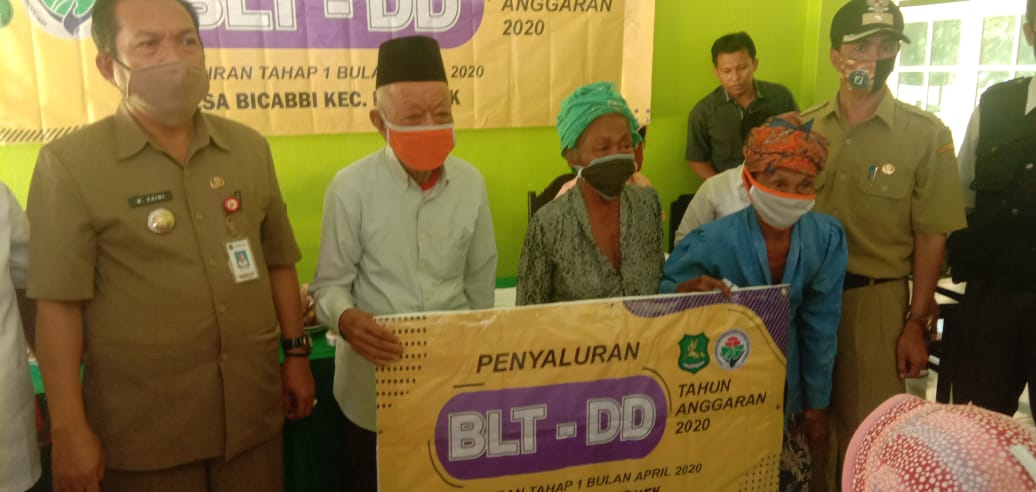 100 Warga Kurang Mampu di Desa Bicabi Terima BLT-DD, Penerima: Mator Sakalangkong