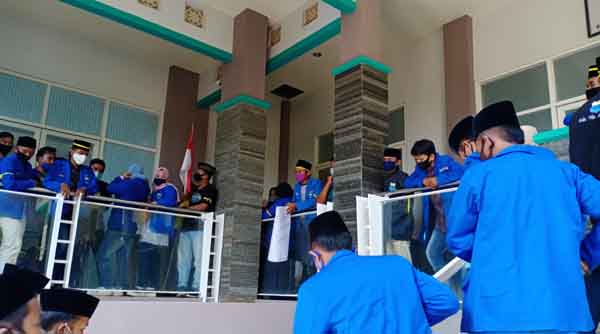 KIP dan Infrastruktur Disoal, PMII Demo Disdik Bangkalan