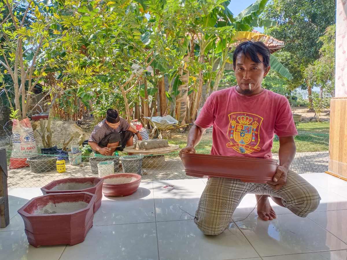 Tak Bisa Berangkat ke Malaysia karena Corona, TKI Asal Bangkalan Ini Beralih Profesi Jadi Pembuat Pot Bunga