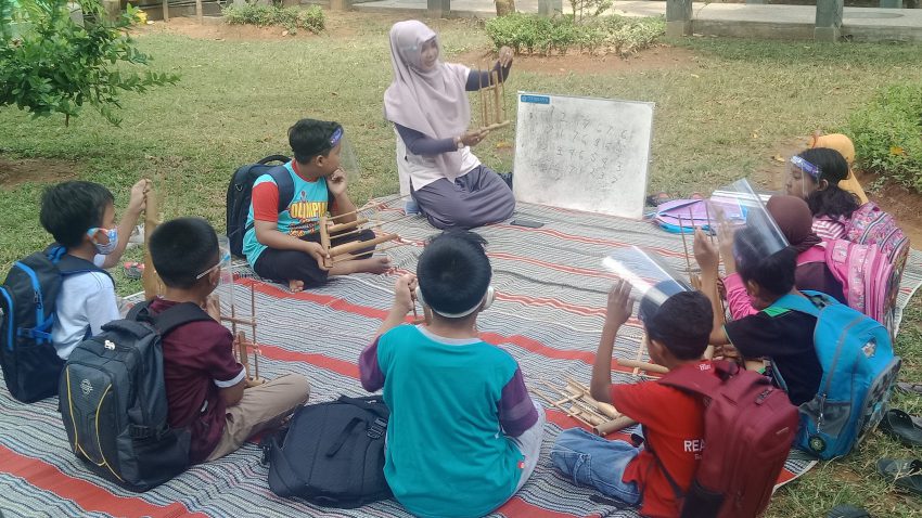 Anak-anak itu Tampak Senang Belajar di Luar Jaringan saat Masa Pandemi Covid-19
