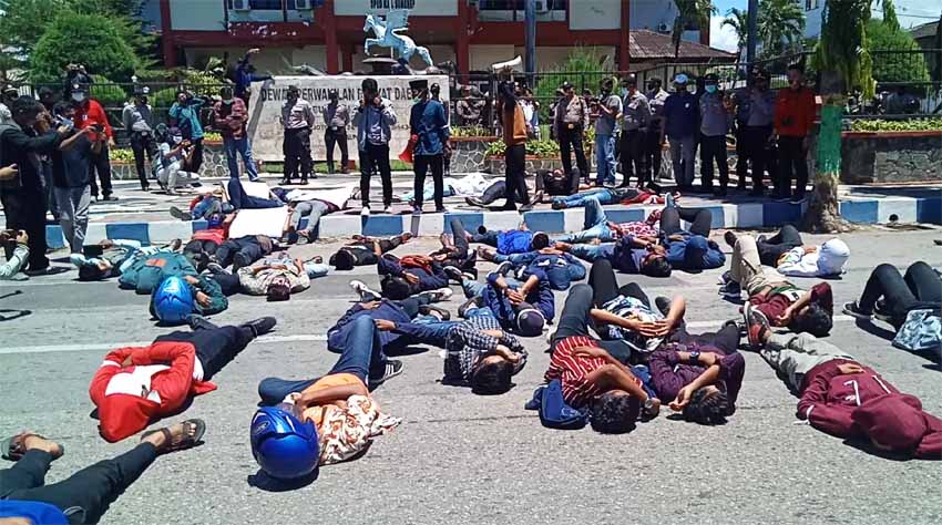 Bela Petani Soal Harga Tembakau, Dua Kelompok Massa Aksi Demo Kantor DPRD Sumenep