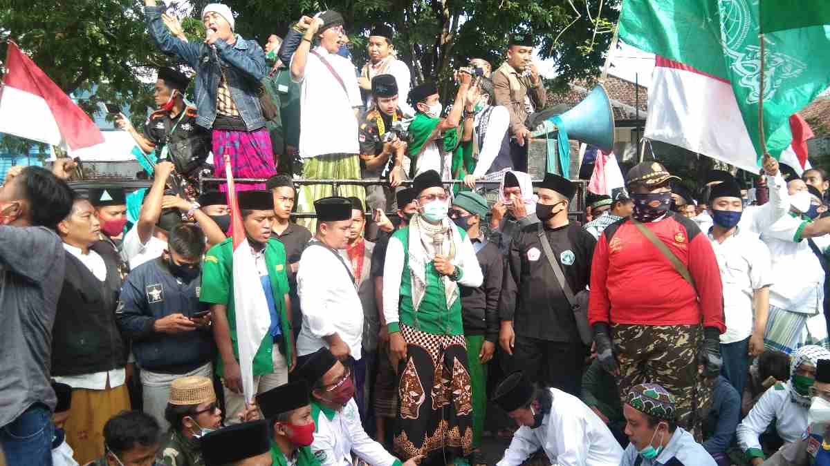 Pemilik Akun Muhammad Izzul Belum Terungkap, Ribuan Massa Nahdliyin Lakukan Aksi Damai ke Kantor Polres Pamekasan