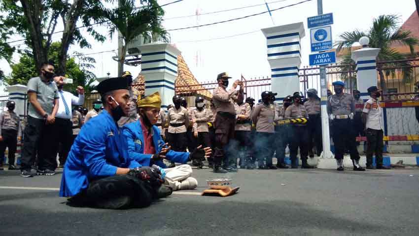 Tolak UU Omnibus Law Cipta Kerja, Ratusan Mahasiswa di Sampang Bakar Kemenyan