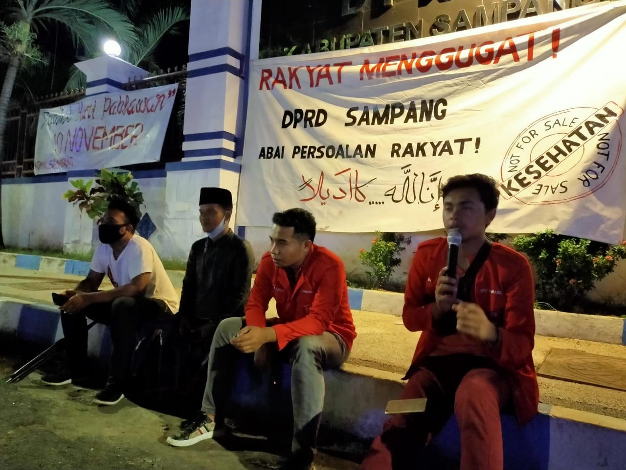 DKR Pajang Spanduk Sindiran dan Protes di Gedung DPRD Sampang