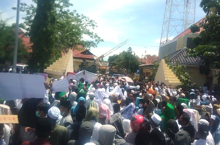Ribuan Umat Islam di Sampang Datangi Mapolres Minta HRS Dibebaskan