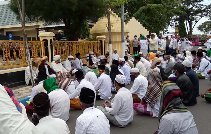 Dukungan Moral Terus Mengalir ke HRS, Ratusan Massa Datangi Mapolres Sampang
