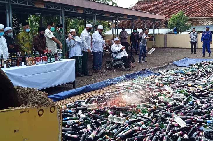 Polres Sumenep Musnahkan Barang Bukti Ribuan Botol Miras