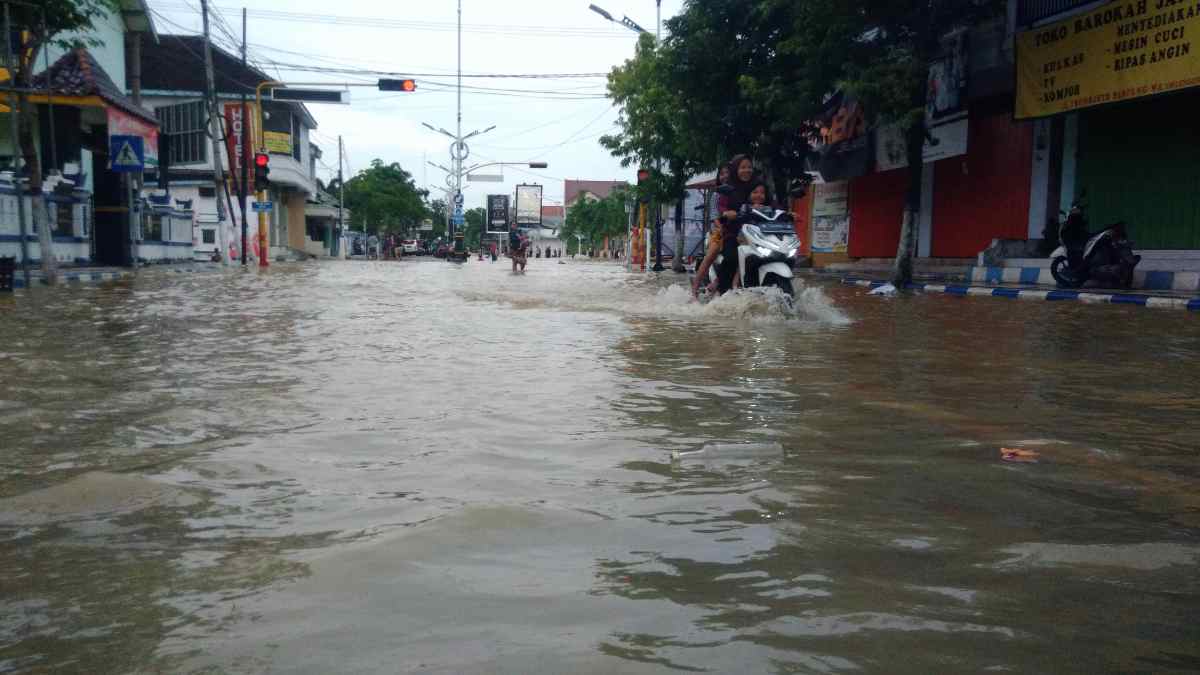 Banjir di Perkotaan Sampang Belum Surut