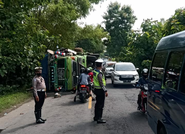 Truk Muatan Tembakau Tujuan Malang Terguling di Bangkalan