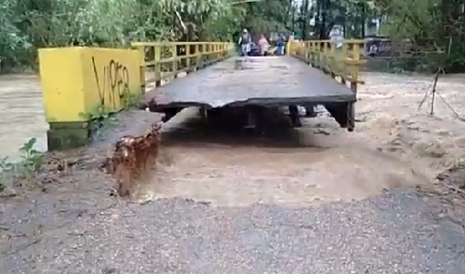 Detik-detik Jembatan Ambruk di Pamekasan, Warga Rasakan Getaran Bumi hingga Aspal Retak
