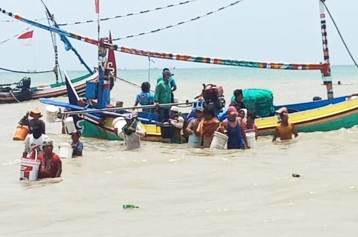 Puluhan Nelayan Turut Mencari Tiga Korban Tenggelamnya KM Berhasil II