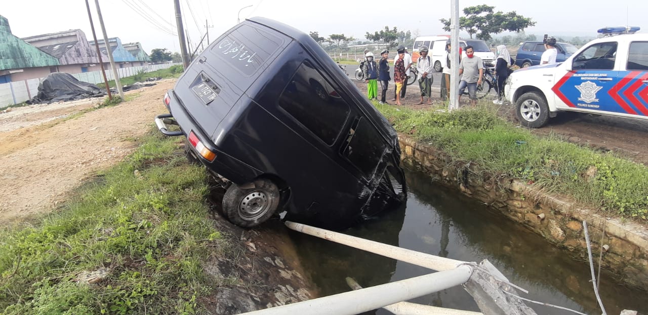 Mobil Carry Nyungsep di Jalan Raya Nambakor, Begini Kondisi Sopir