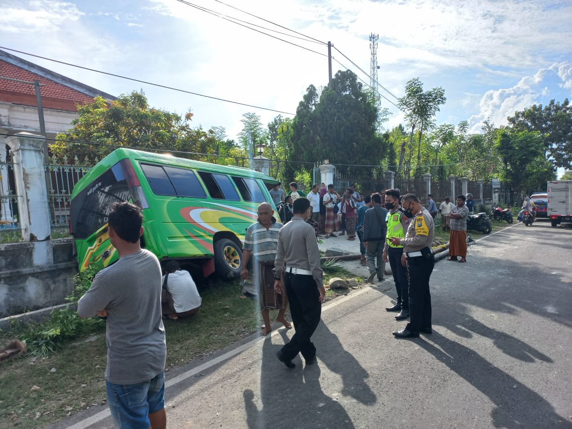 Tabrak Pagar Rumah, Bus Ringsek Dua Penumpang Tewas