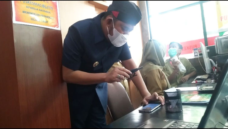 Inspeksi Aplikasi HomPIMPA, Bupati Fauzi Lakukan Hal ini di Puskesmas Bluto
