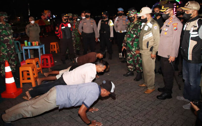 Asik Nongkrong Tak Pakai Masker, 2 Oknum Satpol PP Bangkalan Dihukum Push Up