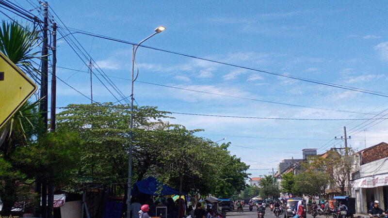 Sudah 3 Hari, PJU di Bangkalan Sengaja Dinyalakan di Siang Hari