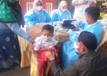 Tiba di Pulau Sapudi, Bupati Sumenep Langsung Tinjau Vaksinasi Anak Usia 6-11 Tahun