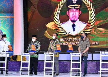 Sukses Pimpin Sumenep di Tengah Krisis, Bupati Ra Achmad Fauzi Diganjar Penghargaan