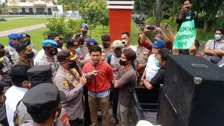 Demo Kasus Teror Terhadap 7 Aktivis Bangkalan di Mapolres Sempat Memanas