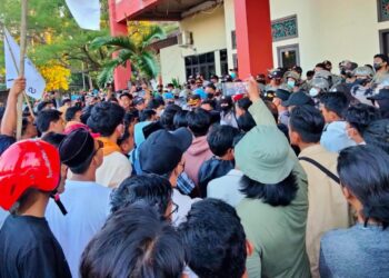 Aliansi Mahasiswa Sumenep Turun Jalan, Kepung Gedung DPRD