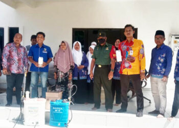Cegah PMK, KNPI Pasongsongan Lakukan Penyemprotan Kandang Sapi Milik Warga 