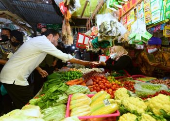 Presiden Jokowi Bagikan Bantuan di Pasar Larangan Sidoarjo