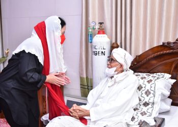 Tuan Guru Turmudzi Kalungi Selendang Merah kepada Puan Maharani